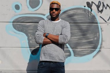 Şık Afro-Amerikan çocuk gri kazak ve siyah sunglasse