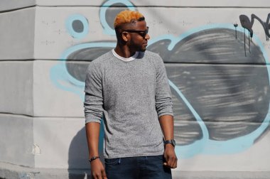 Şık Afro-Amerikan çocuk gri kazak ve siyah sunglasse