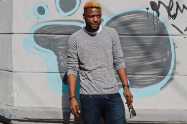 Şık Afro-Amerikan çocuk gri kazak ve siyah sunglasse