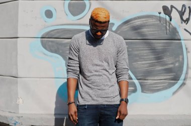 Şık Afro-Amerikan çocuk gri kazak ve siyah sunglasse