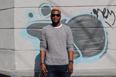 Şık Afro-Amerikan çocuk gri kazak ve siyah sunglasse