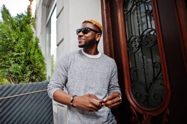 Şık Afro-Amerikan çocuk gri kazak ve siyah sunglasse
