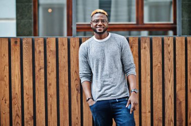 Şık Afro-Amerikan çocuk gri kazak ve gözlük yarattığı bir