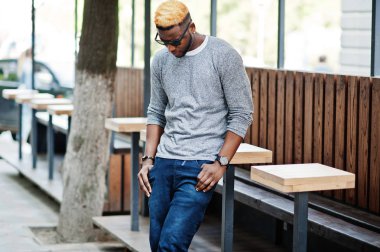 Şık Afro-Amerikan çocuk gri kazak ve siyah sunglasse