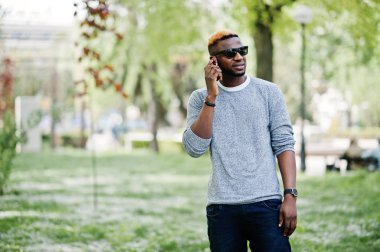 Şık Afro-Amerikan çocuk gri kazak ve siyah sunglasse