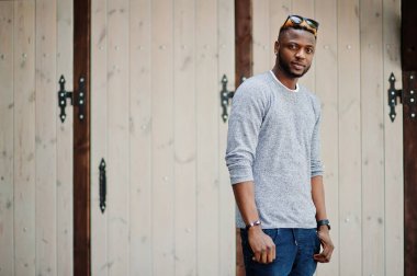 Şık Afro-Amerikan çocuk gri kazak ve siyah sunglasse