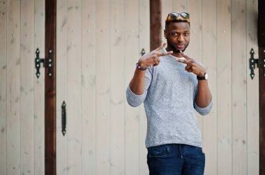 Şık Afro-Amerikan çocuk gri kazak ve siyah sunglasse