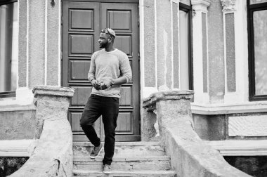 Şık Afro-Amerikan çocuk gri kazak ve siyah sunglasse