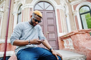 Şık Afro-Amerikan çocuk gri kazak ve siyah sunglasse