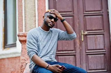 Şık Afro-Amerikan çocuk gri kazak ve siyah sunglasse