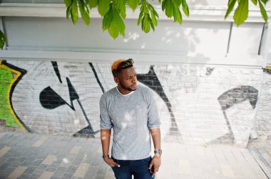 Şık Afro-Amerikan çocuk gri kazak ve siyah sunglasse