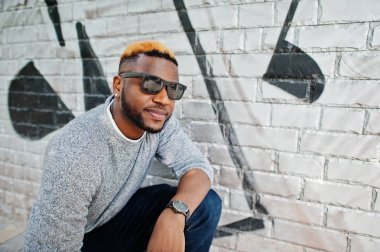 Şık Afro-Amerikan çocuk gri kazak ve siyah sunglasse