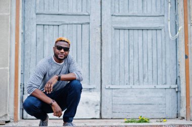 Şık Afro-Amerikan çocuk gri kazak ve siyah sunglasse