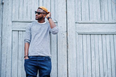 Şık Afro-Amerikan çocuk gri kazak ve siyah sunglasse