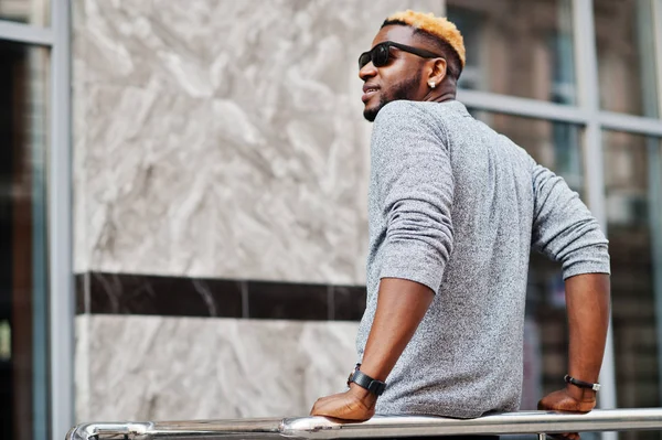 Élégant garçon afro-américain sur pull gris et sunglasse noire — Photo