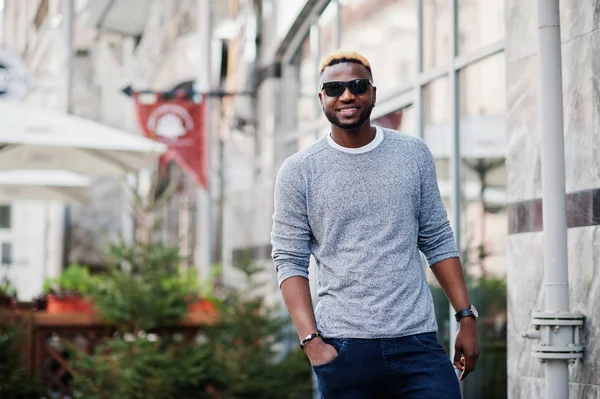 Elegante chico afroamericano en suéter gris y sunglasse negro —  Fotos de Stock