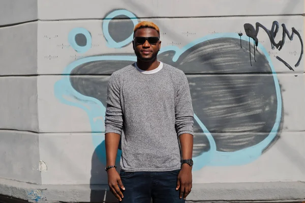 Stijlvolle Afro-Amerikaanse jongen op grijze trui en zwarte sunglasse — Stockfoto