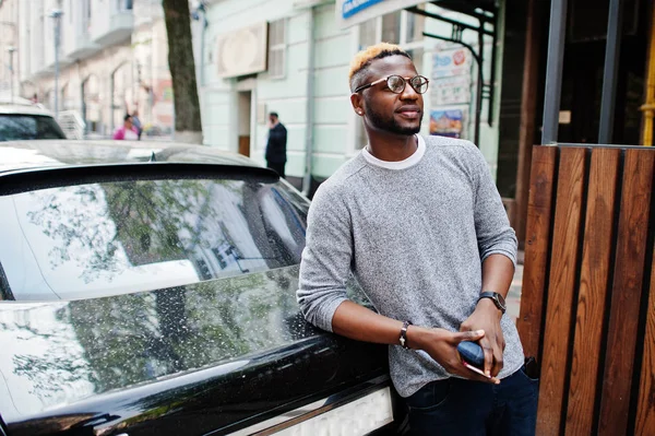 Elegante chico afroamericano en suéter gris y gafas planteó un —  Fotos de Stock