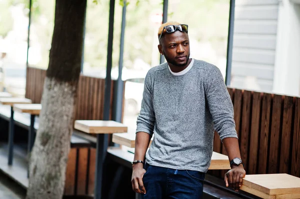 Elegante chico afroamericano en suéter gris y sunglasse negro — Foto de Stock