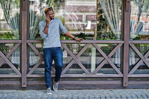 Elegante menino americano africano em camisola cinza e sunglasse preto — Fotografia de Stock