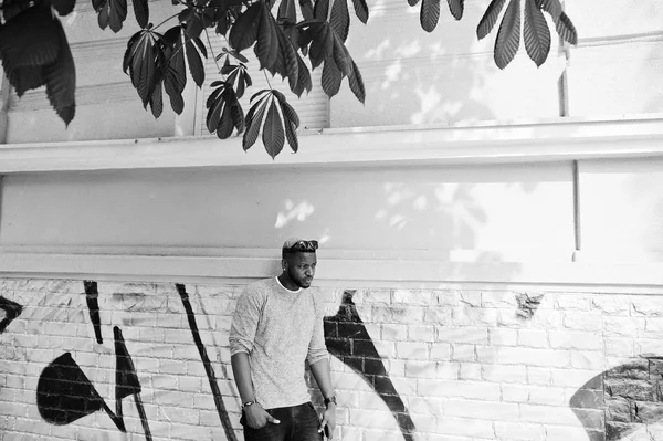 Стильний афроамериканський хлопчик на сірому светрі та чорному заспівав — стокове фото