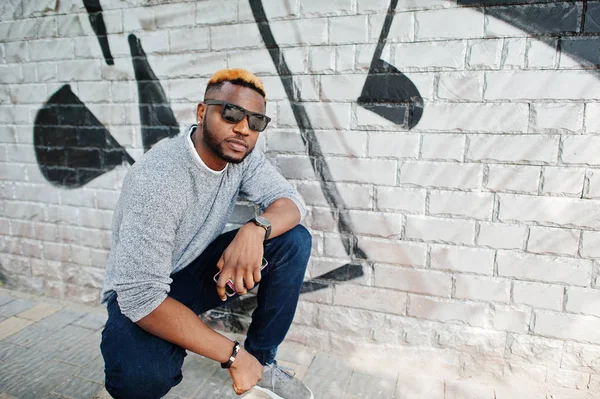 Elegante chico afroamericano en suéter gris y sunglasse negro —  Fotos de Stock