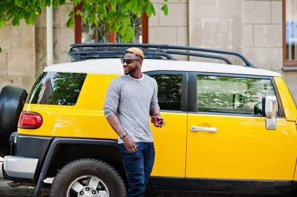 Elegante menino americano africano em camisola cinza e sunglasse preto — Fotografia de Stock