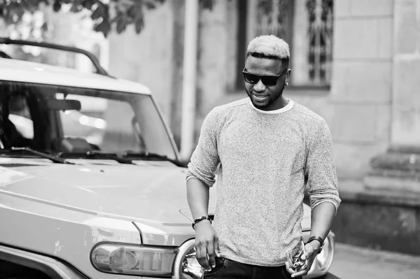 Elegante chico afroamericano en suéter gris y sunglasse negro — Foto de Stock