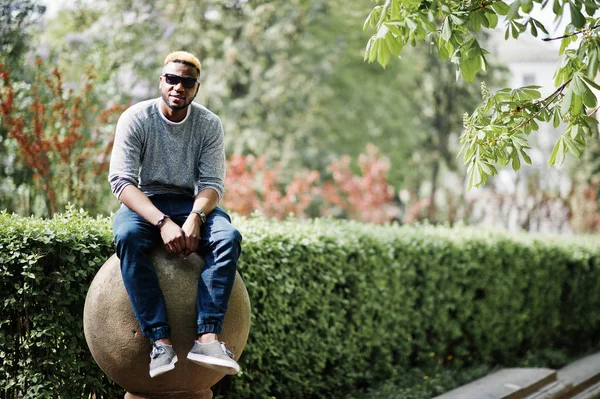 Elegante chico afroamericano en suéter gris y sunglasse negro — Foto de Stock