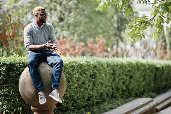Κομψό αφρικανική αμερικανική αγόρι σε γκρι πουλόβερ και το μαύρο sunglasse — Φωτογραφία Αρχείου
