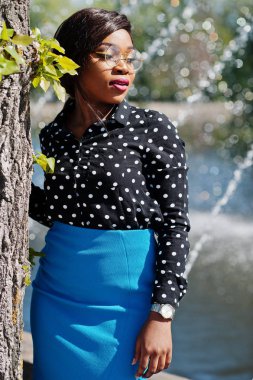 Şık Afro-Amerikan modeli Kız bardaklarda, mavi etek ve b