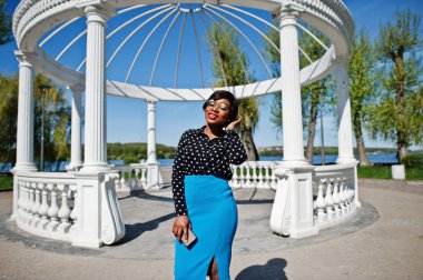 Şık Afro-Amerikan modeli Kız bardaklarda, mavi etek ve b