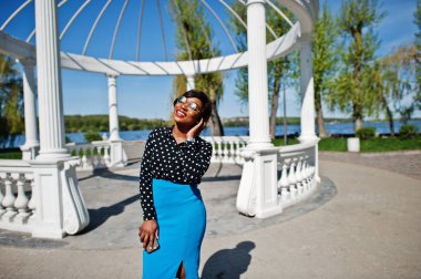 Şık Afro-Amerikan modeli Kız bardaklarda, mavi etek ve b