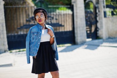 Afro-Amerikan modelinde şık gözlük şapka, kot ceket ve 