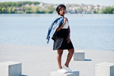 Afro-Amerikan modelinde şık gözlük şapka, kot ceket ve 