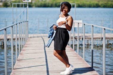 Afro-Amerikan modelinde şık gözlük şapka, kot ceket ve 