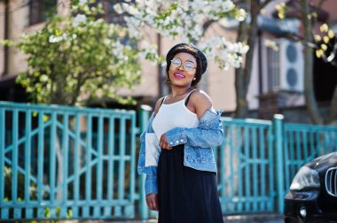 Afro-Amerikan modelinde şık gözlük şapka, kot ceket ve 