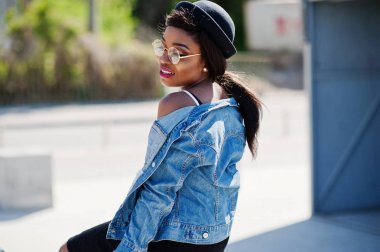 Afro-Amerikan modelinde şık gözlük şapka, kot ceket ve 