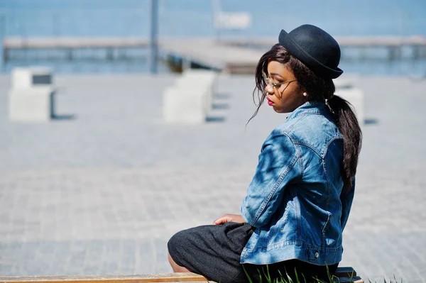 Стильная африканская американская модель в шапке, джинсовой куртке и — стоковое фото