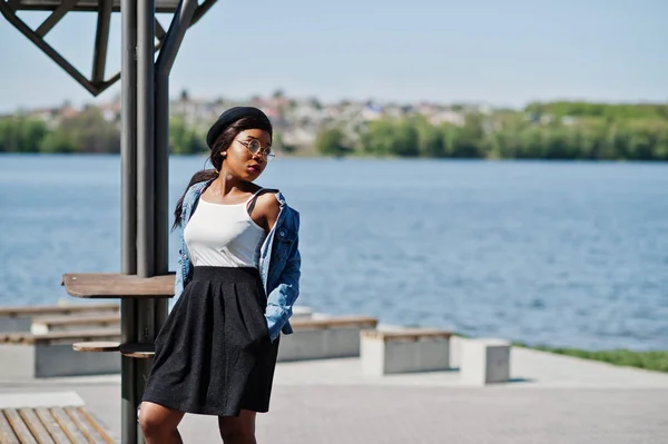 Стильная африканская американская модель в шапке, джинсовой куртке и — стоковое фото