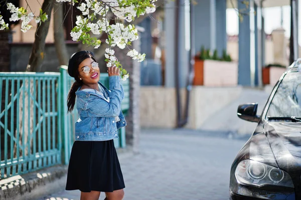 Afro-Amerikan modelinde şık gözlük şapka, kot ceket ve 