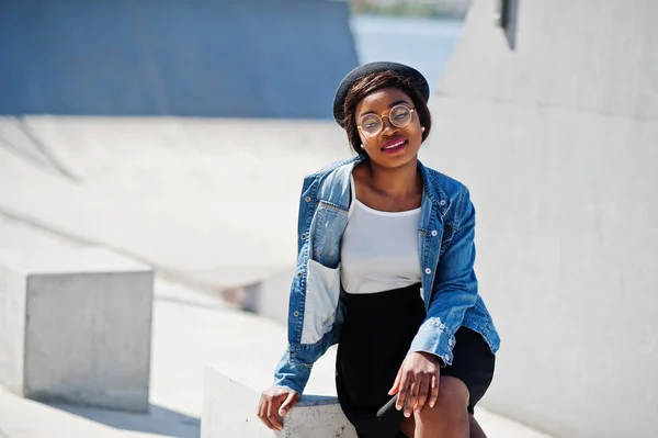 Elegante modelo afroamericano en gafas sombrero, chaqueta vaqueros y — Foto de Stock