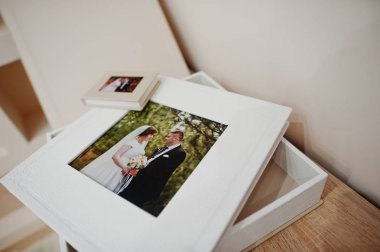 Beyaz ve bej düğün kitap veya albüm.