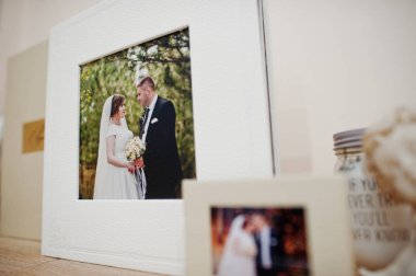 Beyaz ve bej düğün kitap veya albüm.