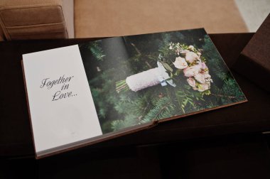 Düğün kitap veya albüm açık sayfaları.