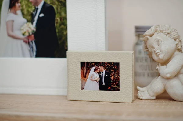 Livro de casamento branco e bege ou álbum . — Fotografia de Stock