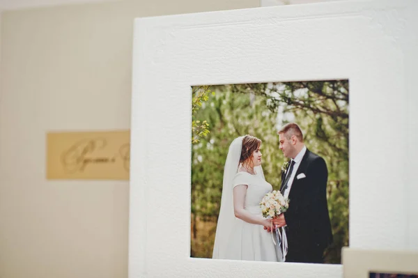 Livro de casamento branco e bege ou álbum . — Fotografia de Stock