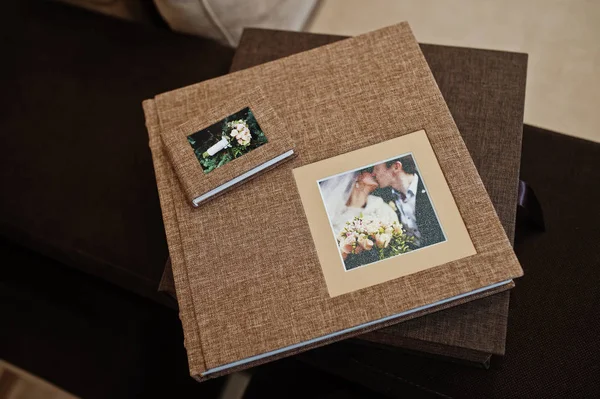 Libro o album fotografico matrimonio tessile marrone . — Foto Stock