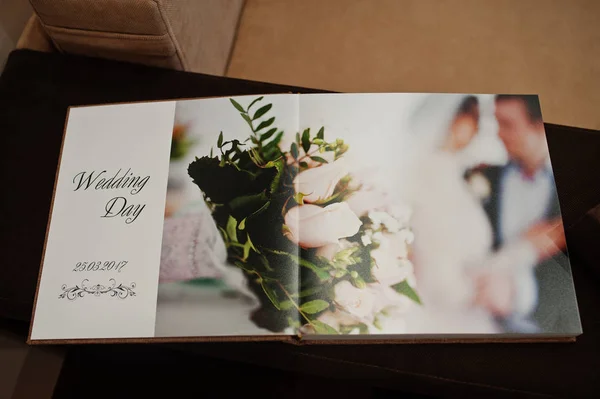 Offene Seiten eines Hochzeitsbuchs oder -albums. — Stockfoto