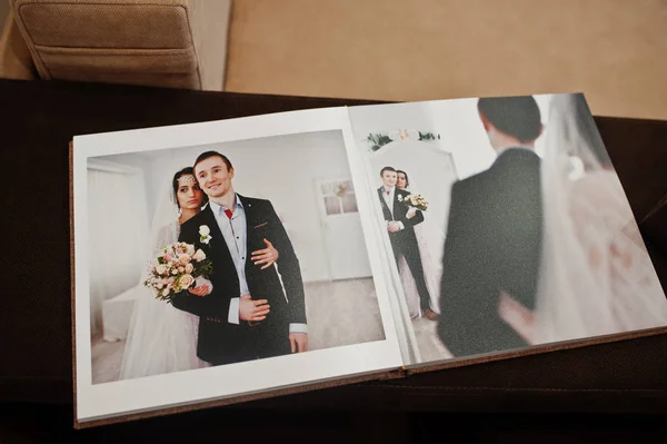 Abrir páginas de libro de bodas o álbum . — Foto de Stock